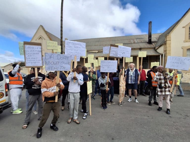 Inwoners raadop met Theewaterskloof-munisipaliteit; AfriForum dien strafregtelike klagte in