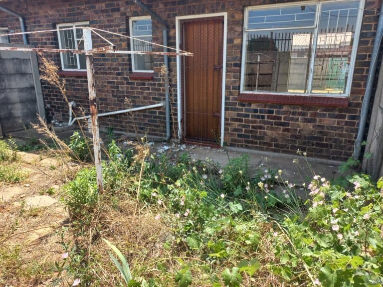 AfriForum versoek owerhede: Help ouetehuis-inwoners wat in haglike omstandighede híér leef