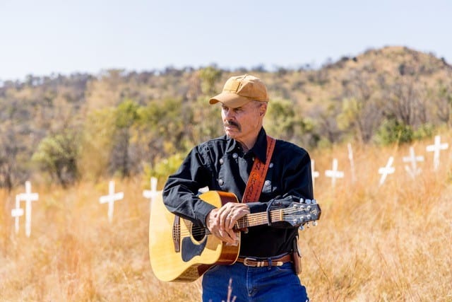 Amerikaner sing in AfriForum Teater om plaasaanvalle te help bekamp