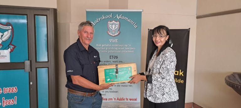 AfriForum se Kimberley-tak skenk “boeliebokse” aan skole ter bewusmaking van boeliegedrag